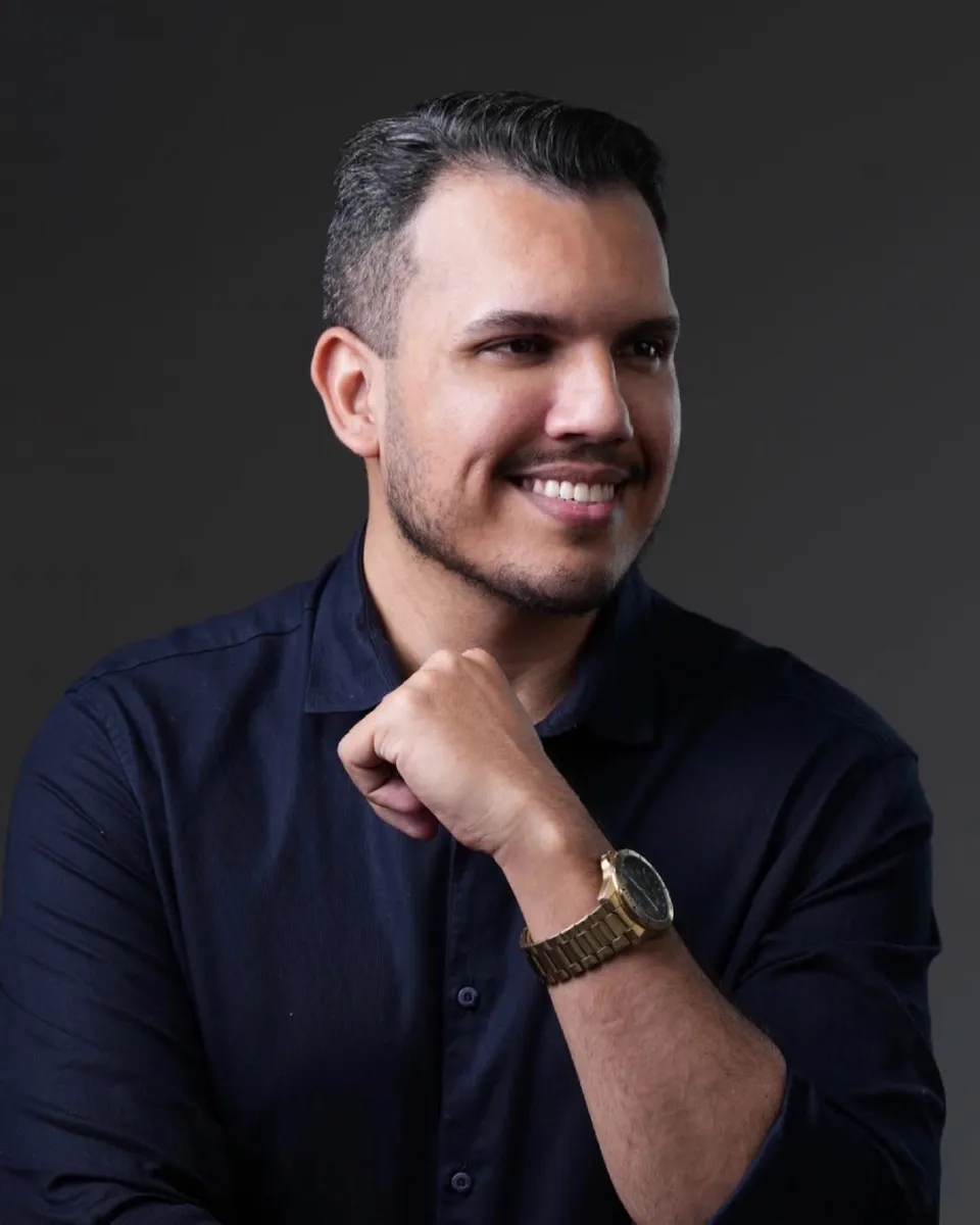 Retrato de Dr. Daverson Matos, advogado responsável pelo escritório.